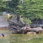 Trümmer einer abgeschossenen B-52 im Huu-Tiep-See in Hanoi, Vietnam